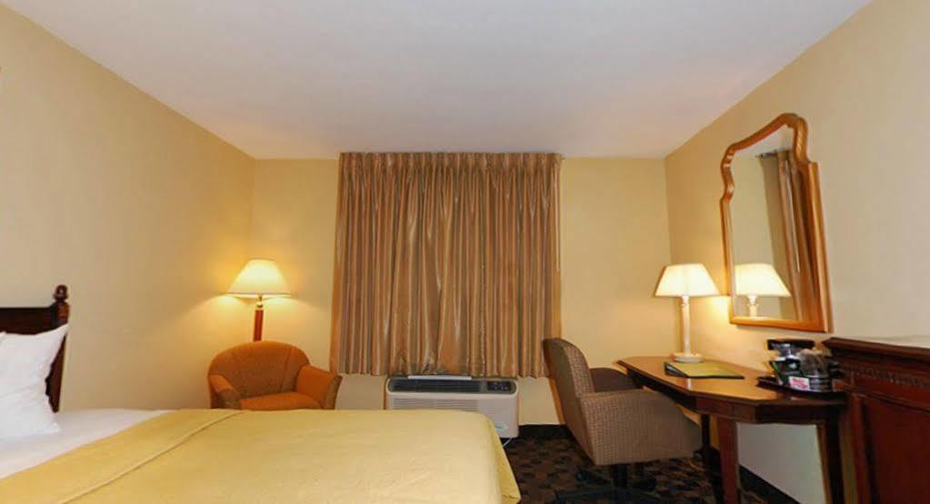 Quality Inn Airport Woodson Terrace Eksteriør billede